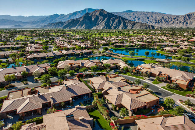 79900 De Sol A Sol, La Quinta CA: https://media.crmls.org/mediaz/75fa7149-4385-49a2-848c-2cd12c8fab83.jpg