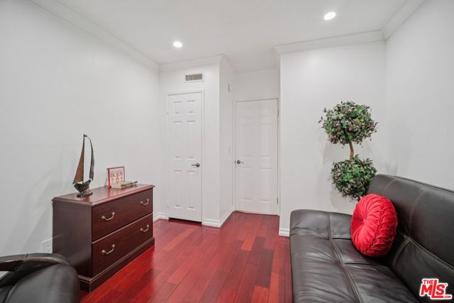 9520 Via Tivoli, Burbank CA: https://media.crmls.org/mediaz/75fb831f-c71d-43e5-8eb7-69e8952b4934.jpg