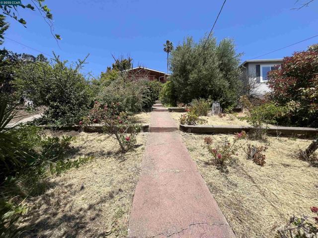 7618 Sunkist Dr, Oakland CA: https://media.crmls.org/mediaz/75fd5f3f-8fac-4385-bbd7-cdd74fadad23.jpg