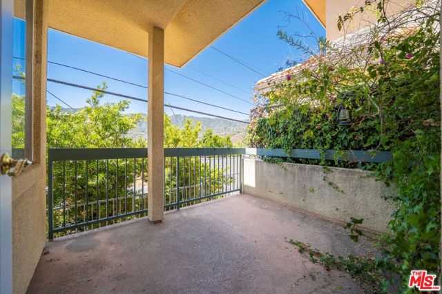 2716 Honolulu Avenue, Montrose CA: https://media.crmls.org/mediaz/75fe9077-c495-4f43-be71-cee609127d72.jpg