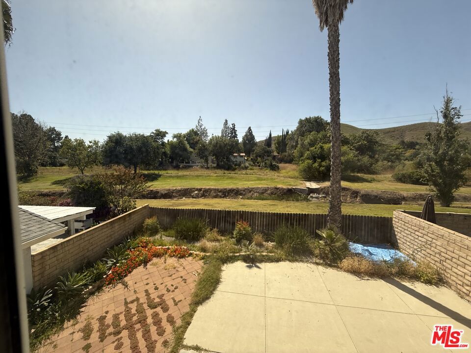 https://media.crmls.org/mediaz/75ff3673-9cf0-49e9-9f28-c421f0a13841.jpg?preset=X-Large