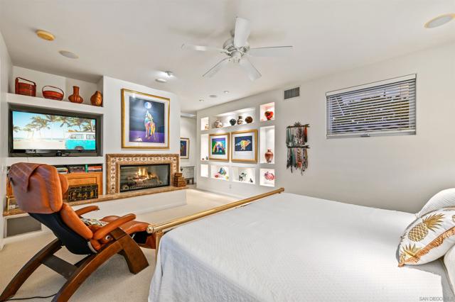 7215 Daffodil Pl, Carlsbad CA: https://media.crmls.org/mediaz/75ff9e35-5737-4cb6-8f7a-7cc365b33639.jpg