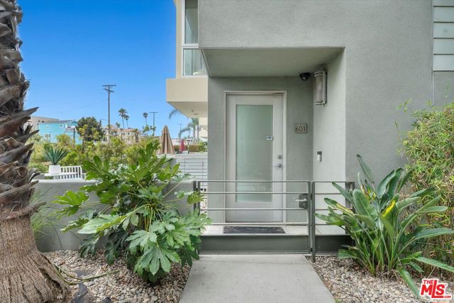 310 Washington Boulevard, Marina del Rey CA: https://media.crmls.org/mediaz/75ffd8f8-2147-4759-a208-7ef949122a64.jpg