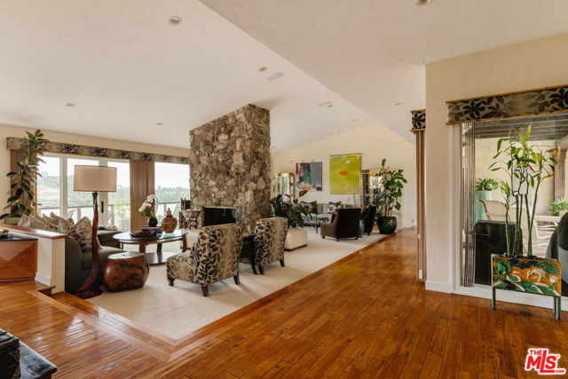 2208 Westridge Road, Los Angeles CA: https://media.crmls.org/mediaz/7600471d-60fe-49fa-b574-4370f9a84485.jpg