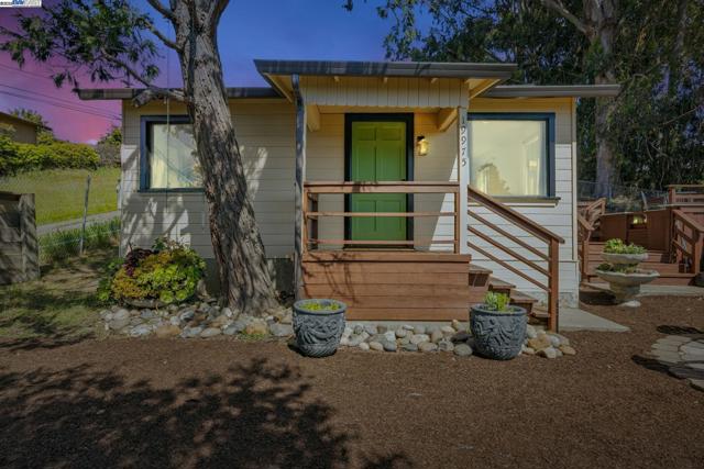 19975 JOHN DR, Castro Valley CA: https://media.crmls.org/mediaz/76004e20-1b1e-4359-833a-0016266c800f.jpg