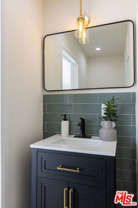 3827 S Victoria Avenue, View Park CA: https://media.crmls.org/mediaz/7600cf51-50e4-4a6a-b971-ddaa3aeb89b5.jpg