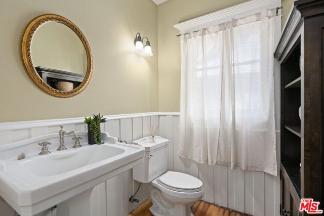 21 Park Avenue, Venice CA: https://media.crmls.org/mediaz/7601138f-d716-434f-8c34-98b932c0887d.jpg