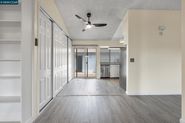 5571 Sepulveda Ct, Concord CA: https://media.crmls.org/mediaz/7601f186-cc3b-4859-aba1-4a110c57f7ba.jpg