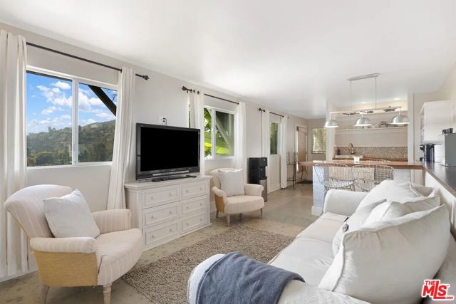 3625 Serra Road, Malibu CA: https://media.crmls.org/mediaz/76021d91-45d3-4b9f-af91-78636fb975b3.jpg