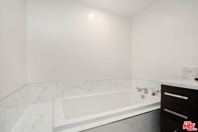 10523 Ashton Avenue, Los Angeles CA: https://media.crmls.org/mediaz/76024a87-b245-48b2-98b1-72c80b51fed3.jpg
