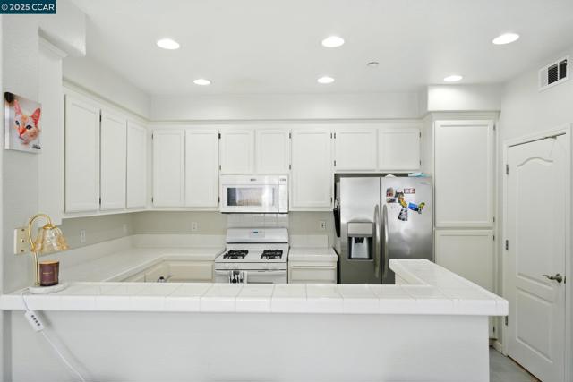 1620 Tucker Street, Oakland CA: https://media.crmls.org/mediaz/76028597-d8df-413f-9333-416347663cd1.jpg