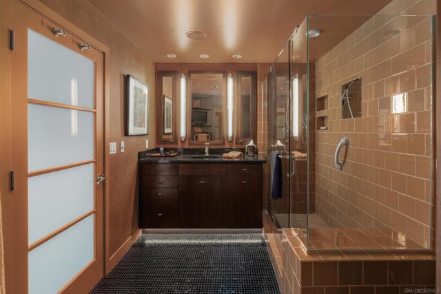 700 W Harbor Dr, San Diego CA: https://media.crmls.org/mediaz/7602cfa0-4b07-4cc8-86ee-e2ad962c14ed.jpg