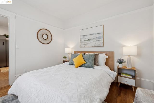 747 St, Oakland CA: https://media.crmls.org/mediaz/7603dbdc-c896-4967-a801-e35c4f7533f1.jpg