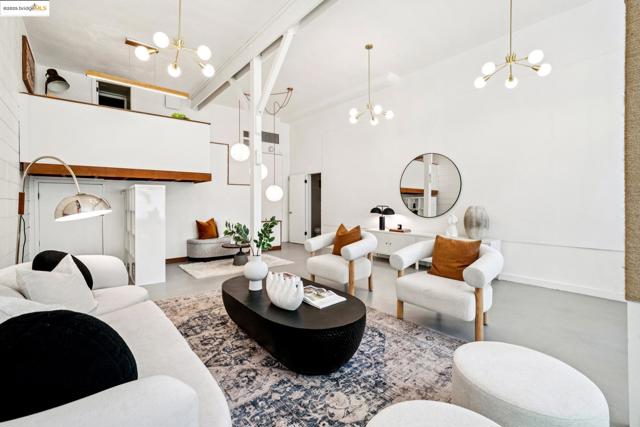 2760 Park Blvd, Oakland CA: https://media.crmls.org/mediaz/7603f31e-283f-4350-b686-f63200098c76.jpg