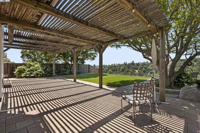6408 Boone Dr, Castro Valley CA: https://media.crmls.org/mediaz/76045cf3-6a43-4f80-add1-bb9b52173b46.jpg