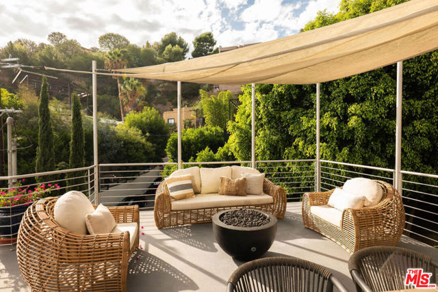 2158 Sunset Plaza Drive, Los Angeles CA: https://media.crmls.org/mediaz/76046db9-70c7-4757-9556-636af49203cc.jpg