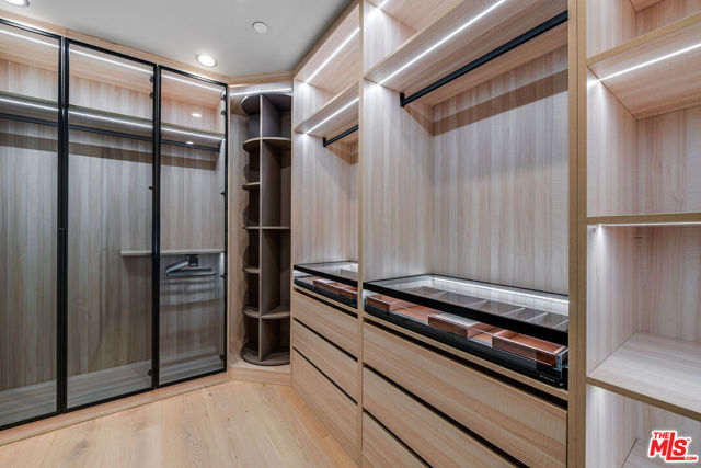8721 Sunset Plaza Terrace, West Hollywood CA: https://media.crmls.org/mediaz/760489f2-2fa8-44f3-a868-7f8b3f4fb01f.jpg