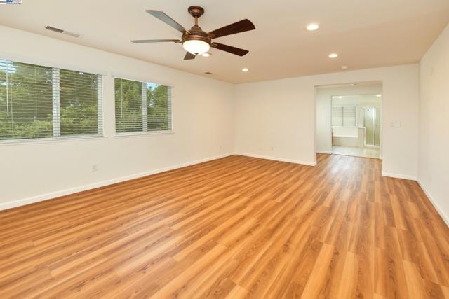 660 Mazzolo Dr, Lincoln CA: https://media.crmls.org/mediaz/76050078-2d0c-461e-a6ad-10ed73afa112.jpg