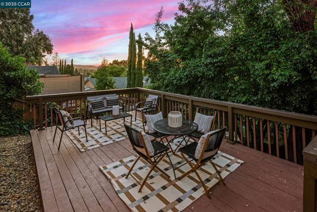 277 Holiday Hills Dr, Martinez CA: https://media.crmls.org/mediaz/76052090-de06-4669-aa00-8e08d986e175.jpg