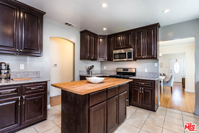 4504 Maplewood Avenue, Los Angeles CA: https://media.crmls.org/mediaz/76052e6f-b058-42c5-9c49-457b2b0b13cb.jpg