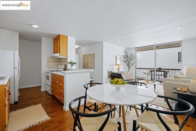250 Whitmore St, Oakland CA: https://media.crmls.org/mediaz/76065e84-614e-4d10-b5e0-b22b1f55c0ad.jpg