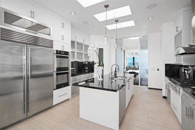 3515 Union St, San Diego CA: https://media.crmls.org/mediaz/7606ee57-438a-4c07-9995-a1a3e7d77abc.jpg