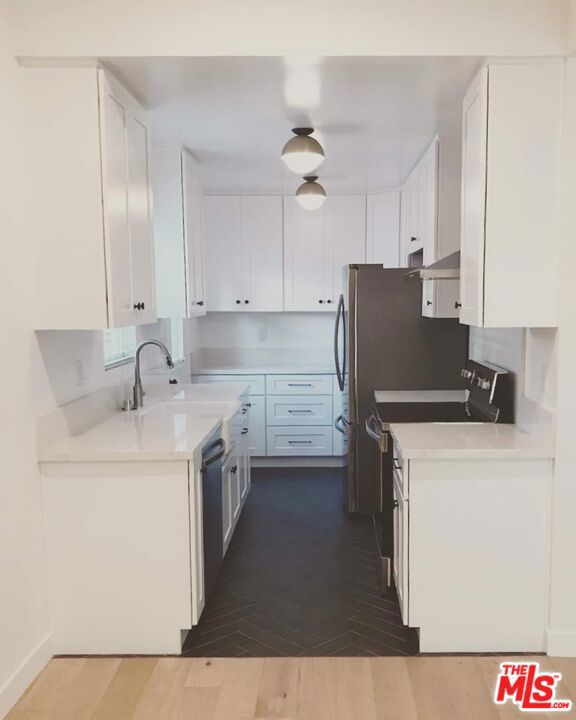 4008 W Chandler Boulevard, Burbank CA: https://media.crmls.org/mediaz/760757c1-4c1e-4b09-8584-4f7eca6f94d5.jpg