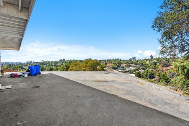 1101 York Dr., Vista CA: https://media.crmls.org/mediaz/76075d21-062d-41b9-b921-1c79aefd65ff.jpg