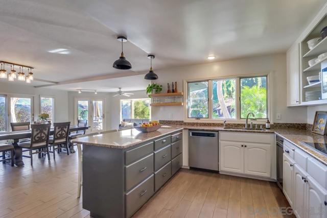 9740 Nutby Ln, Escondido CA: https://media.crmls.org/mediaz/76082481-9a73-4956-9a5b-1a2edfc3f57d.jpg