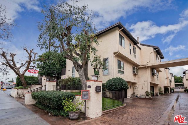 5245 Coldwater Canyon Avenue, Sherman Oaks CA: https://media.crmls.org/mediaz/76083276-948b-4b7f-913c-708589fa8867.jpg