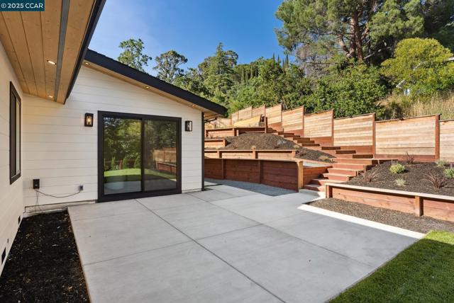 17 Julianne Ct, Walnut Creek CA: https://media.crmls.org/mediaz/76087822-5efb-4289-9d2b-8e576707b307.jpg
