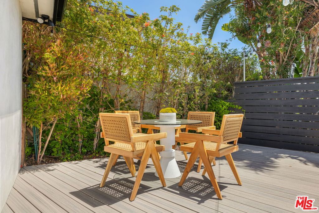 https://media.crmls.org/mediaz/76087dbb-814d-45f1-86a4-84c48d3b3b1a.jpg?preset=X-Large