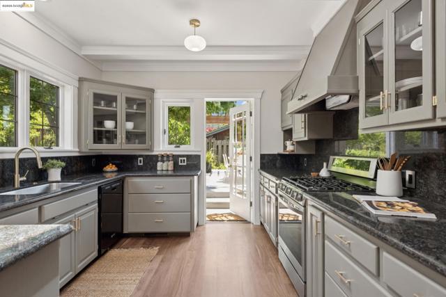 2181 Andrews St, Oakland CA: https://media.crmls.org/mediaz/7608e9c0-55f7-438d-b968-388bec46a4fd.jpg