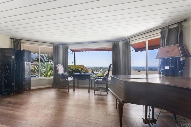4331 Summit Drive, La Mesa CA: https://media.crmls.org/mediaz/760976e4-a1f9-4084-bd17-f58743fc57ba.jpg