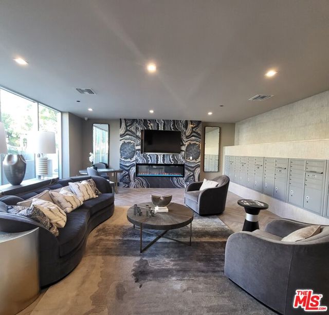 750 S Kingsley Drive, Los Angeles CA: https://media.crmls.org/mediaz/7609d75b-dc0e-4acf-abcc-db261610592c.jpg