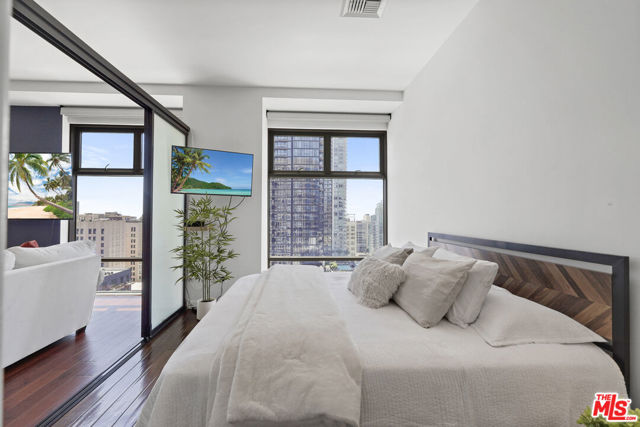 801 S Grand Avenue, Los Angeles CA: https://media.crmls.org/mediaz/7609e340-842f-4346-9c87-2f5627db2dba.jpg