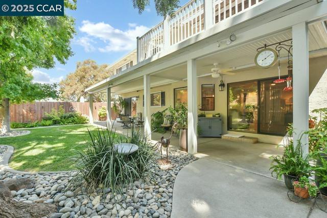 308 Bluerock Drive, Antioch CA: https://media.crmls.org/mediaz/760a5aaa-614a-45d4-b9bc-4fd59ca934f3.jpg