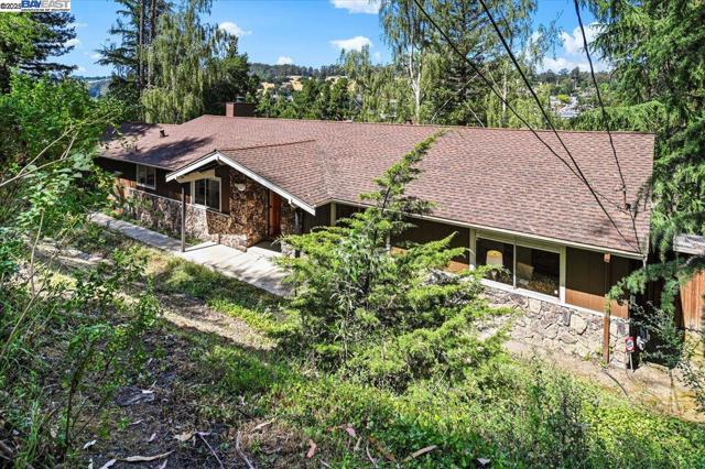 11110 Monan St, Oakland CA: https://media.crmls.org/mediaz/760a71f3-3844-45fa-9b74-42b36db0f3b0.jpg