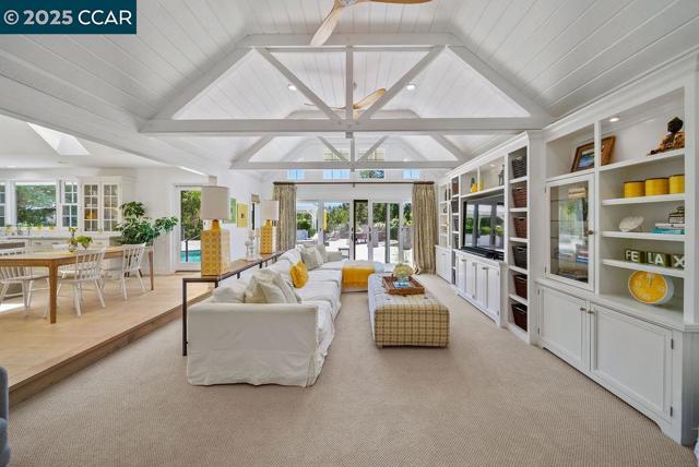 33 Los Arabis Circle, Lafayette CA: https://media.crmls.org/mediaz/760ab4e1-30fc-4944-b854-a1a7a7f537ea.jpg