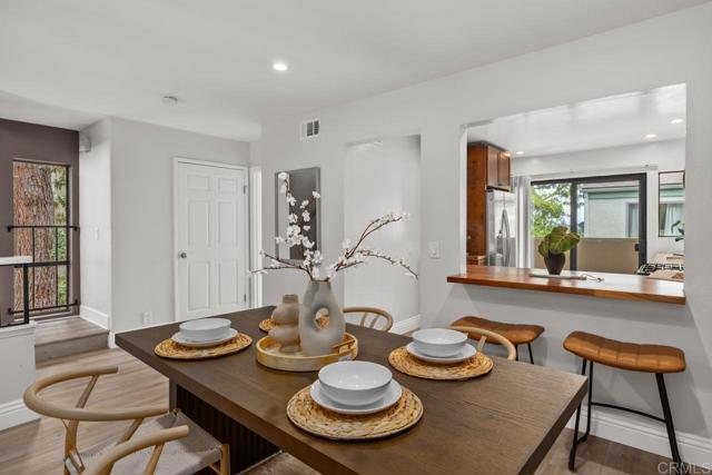 3330 Caminito Eastbluff, La Jolla CA: https://media.crmls.org/mediaz/760b30e0-d04f-4606-aa5a-dc59536a4361.jpg