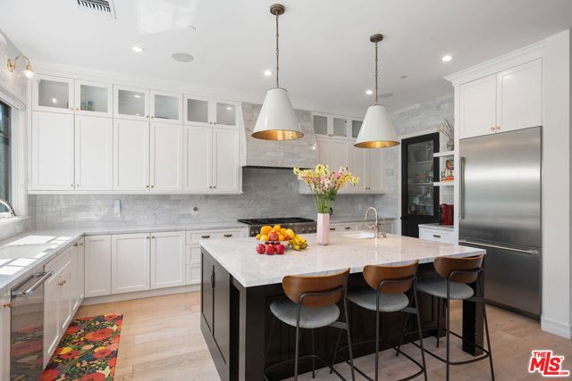 1086 Marco Place, Venice CA: https://media.crmls.org/mediaz/760c4621-8527-46d3-9370-08a3d628363e.jpg