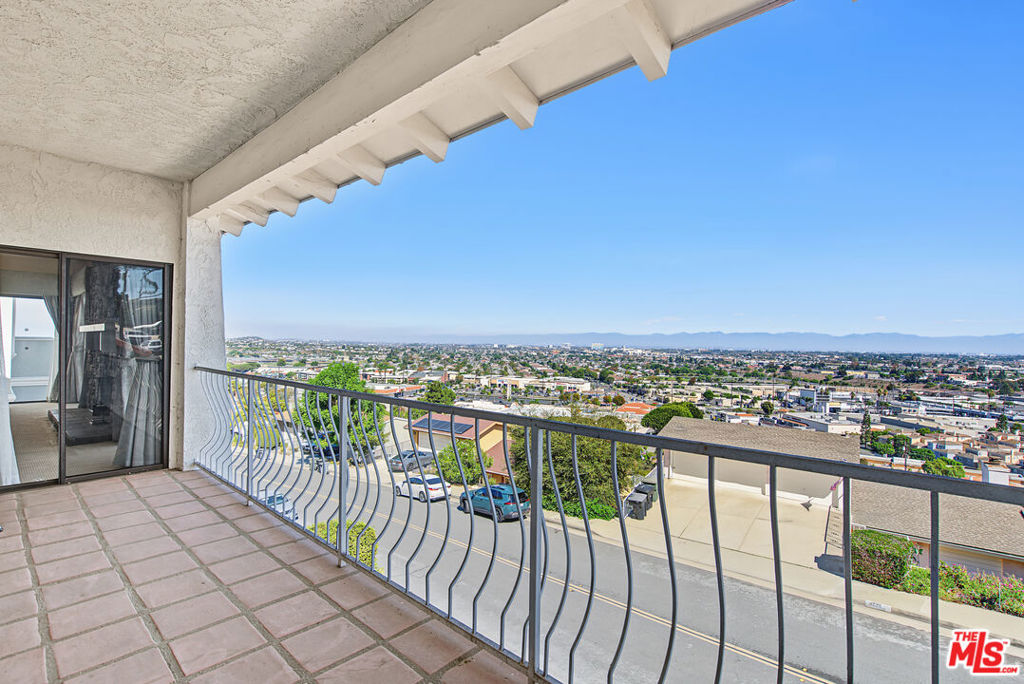 4238 Mesa Street — architectural residence