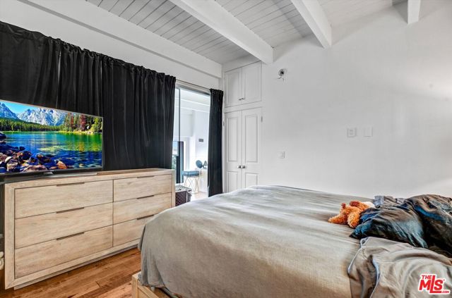 4105 Pacific Avenue, Marina del Rey CA: https://media.crmls.org/mediaz/760cbd68-4e70-4d11-b8fc-78ad8516f92f.jpg