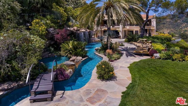 10066 Cielo Drive, Beverly Hills CA: https://media.crmls.org/mediaz/760cde13-b973-461c-a3ae-c48361be7e99.jpg