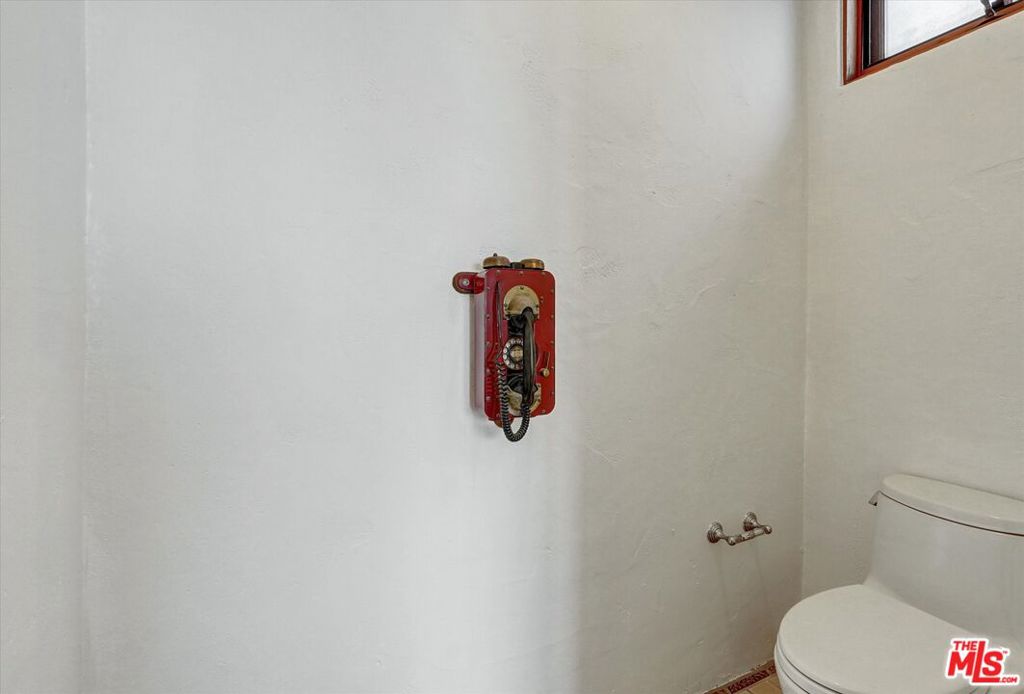 https://media.crmls.org/mediaz/760d4f89-8b32-4d8d-9f4b-104d6a765ed9.jpg?preset=X-Large