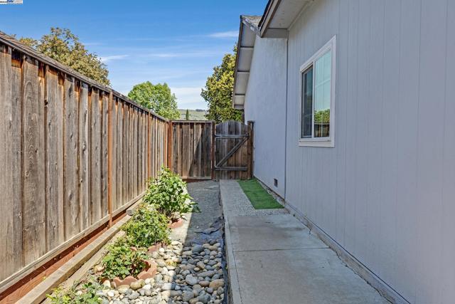 2715 Mosswood Dr, San Jose CA: https://media.crmls.org/mediaz/760d8172-08fe-4d37-8b04-ebb438794fa0.jpg