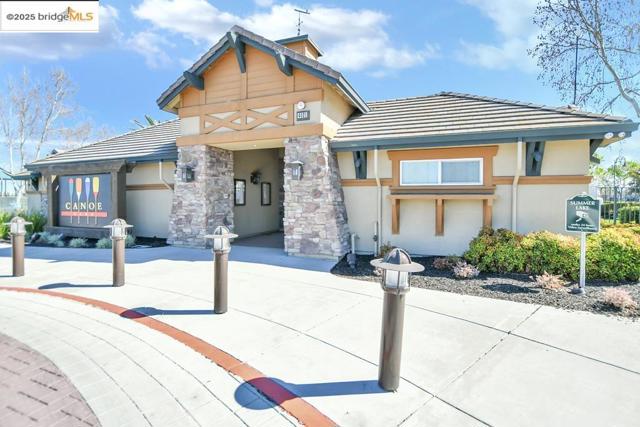 133 Clear Lake Ct, Oakley CA: https://media.crmls.org/mediaz/760e84dd-1f10-446c-97df-83dc6bd76c81.jpg