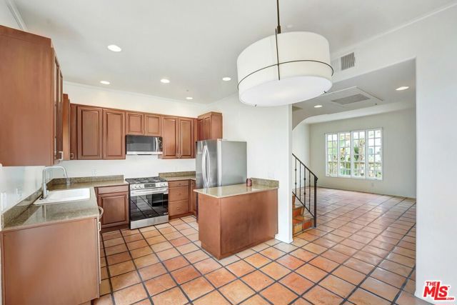 1320 N Harper Avenue, West Hollywood CA: https://media.crmls.org/mediaz/760ea074-b660-437e-86a1-be085531e657.jpg