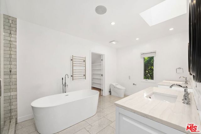 400 Chautauqua Boulevard, Pacific Palisades CA: https://media.crmls.org/mediaz/760f0bd1-afd0-4508-9ba5-1e2d1c98d792.jpg