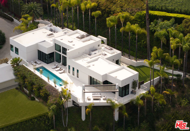 9405 Sierra Mar Place, Los Angeles CA: https://media.crmls.org/mediaz/760f2085-110d-4cb4-bc28-6ffff95c4ad0.jpg